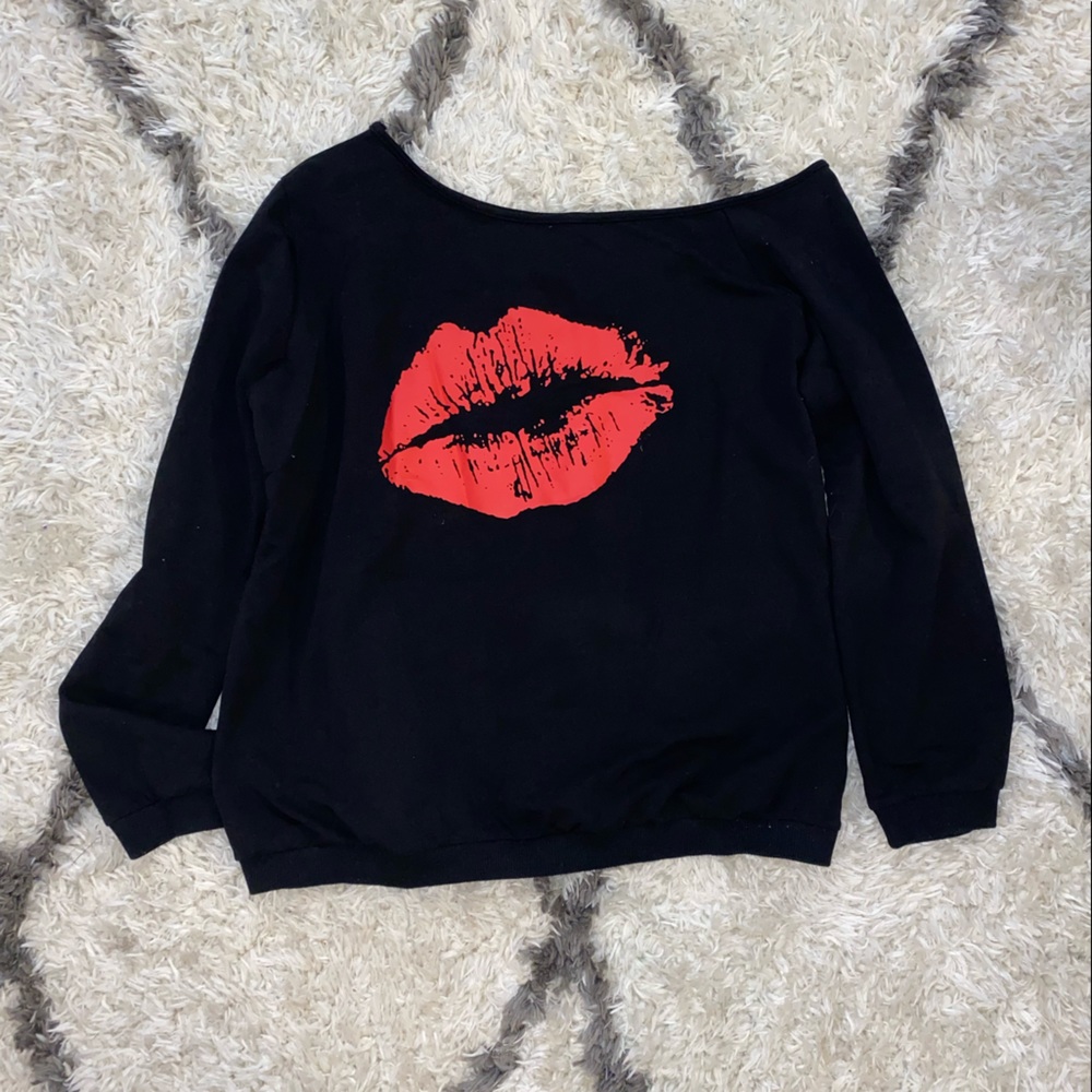 🤑❗️ MAKE AN OFFER - EVERYTHING MUST GO❗️✨ 
Off the shoulder ’kiss’